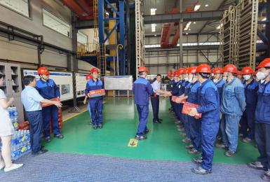 炎炎夏日送清涼 滴滴關(guān)懷暖人心