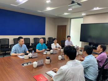 水務環(huán)境公司黨委委員、紀委書記張旭慰問三峰卡萬塔困難黨員